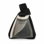 Bolso de nudo geométrico negro y crudo