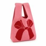 Bolso de mano rosa con lazo rojo
